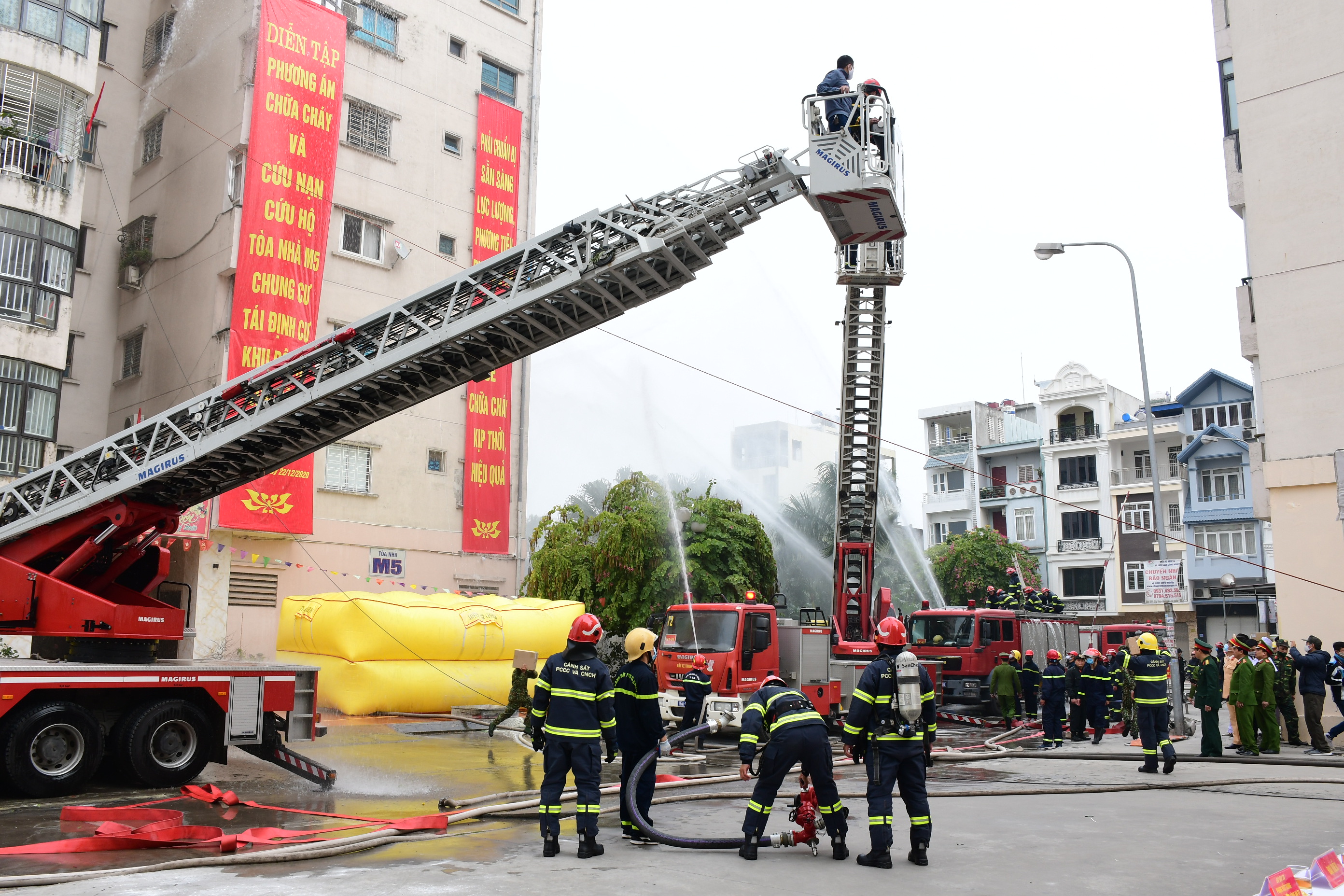 Diễn tập phương án chữa cháy và cứu nạn, cứu hộ tại Chung cư tái định cư Khu đô thị ngã 5 sân bay Cát Bi